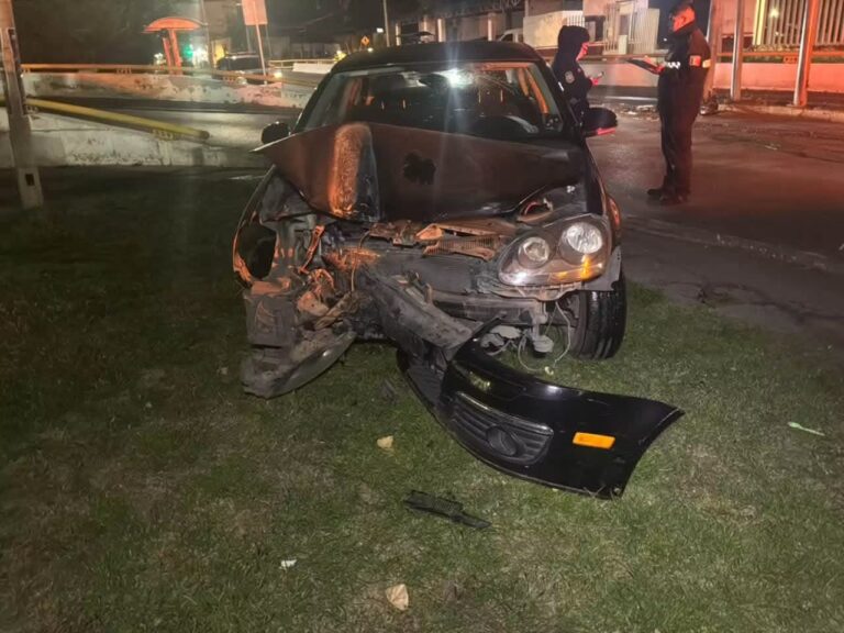 Abandonan automóvil en la 30-30 tras chocar con un poste