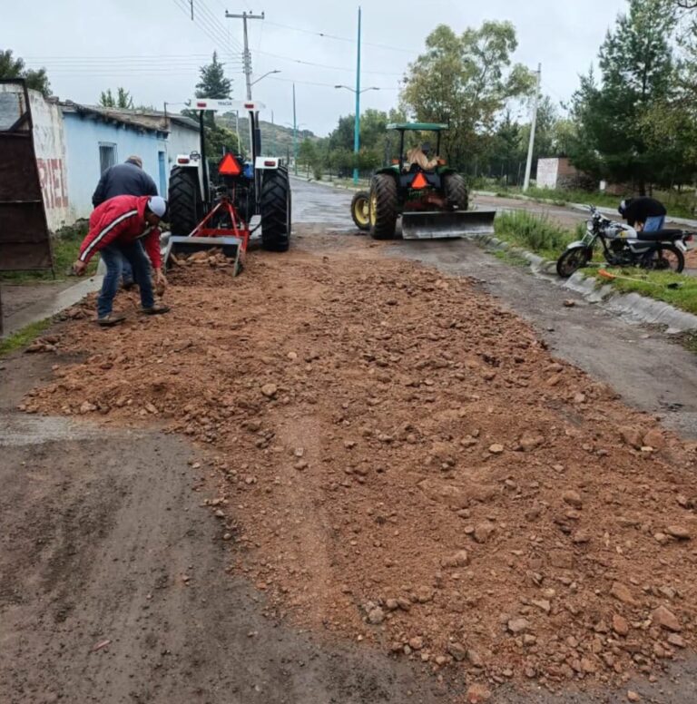 Habitantes reparan calles y accesos a comunidades