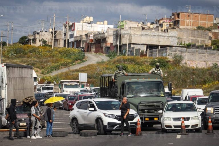 Bloquean Tránsito Pesado; exigen al gobierno cumplir acuerdos