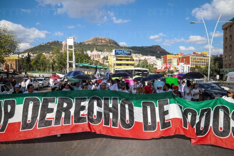 Marchan trabajadores del IMSS; exigen aumento salarial digno