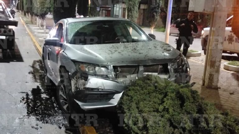 Choque sobre avenida huicot deja daños materiales