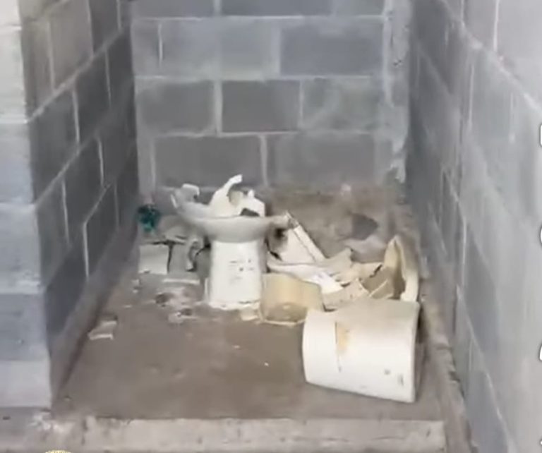 Destruidos y abandonados, baños que costaron 400 mil pesos