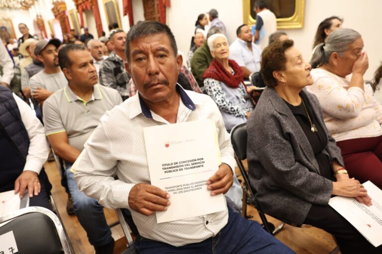 Entregan 60 transmisiones de concesión de transporte público