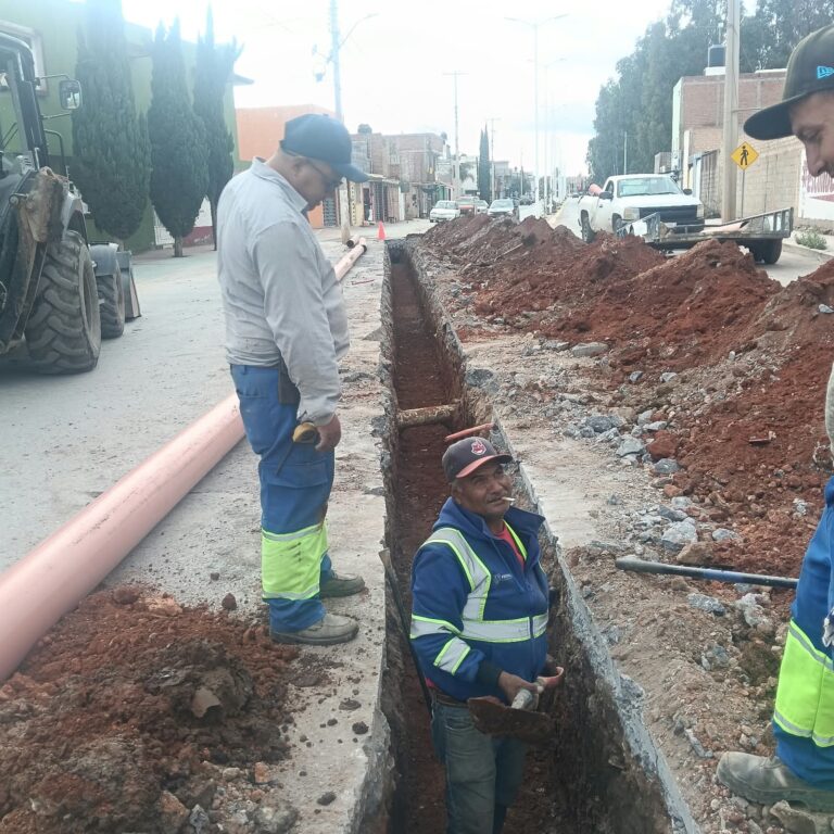 Realizan obras de drenaje en colonias de El Mineral