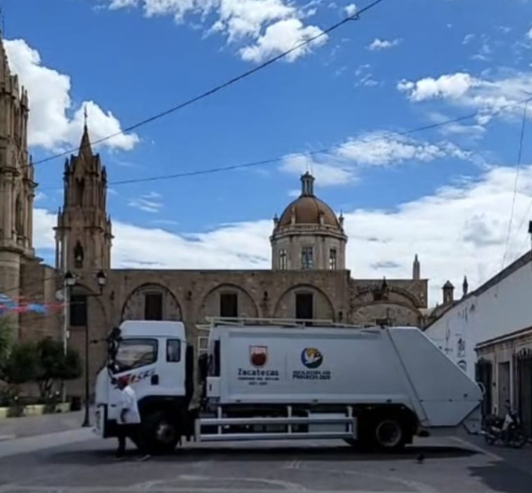 Entregan camión recolector a Ojocaliente