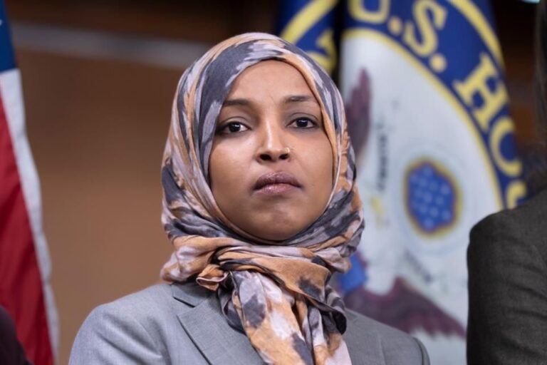 Busca DHS retirar ciudadanía a Ilhan Omar, revela WSJ