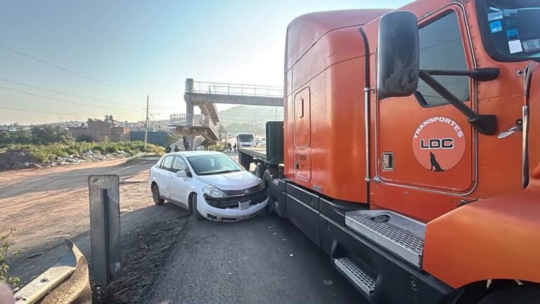 Chocan auto y quinta rueda en el Bulevar Bicentenario