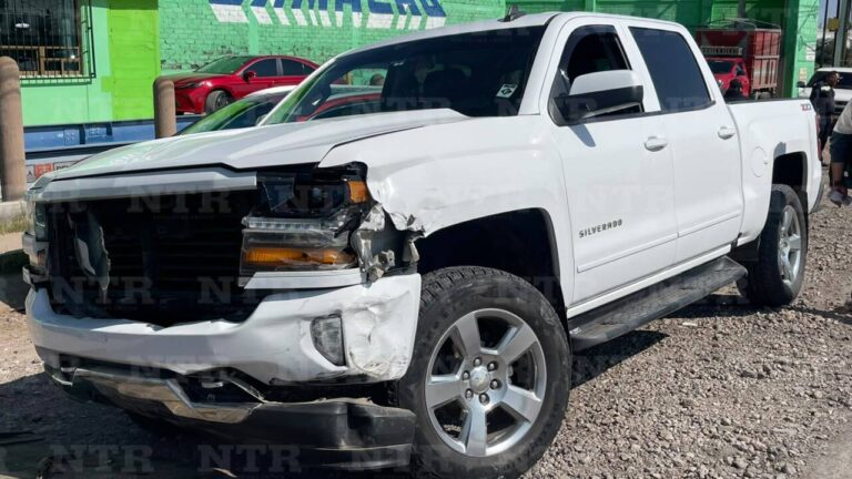 Chocan dos camionetas en la prolongación Sonora