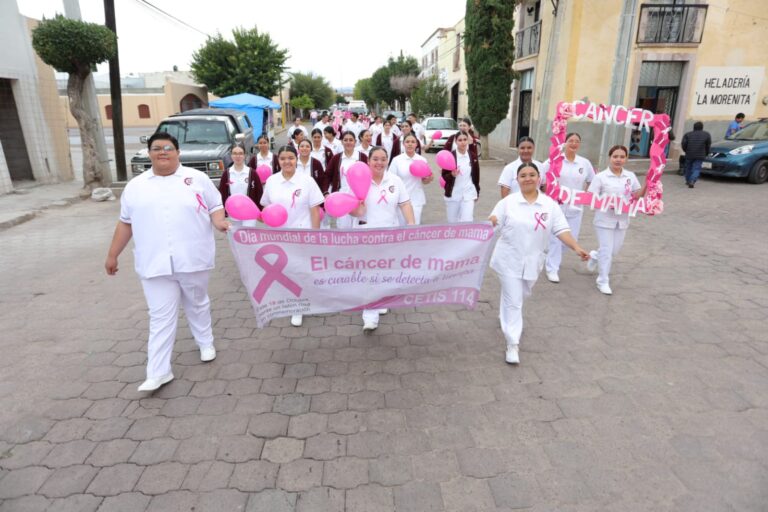 Desfilan para promover la detección oportuna del cáncer de mama