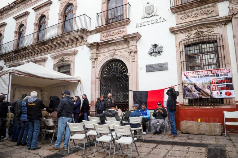 Docentes paran labores en Secundaria y Economía; jubilados toman rectoría