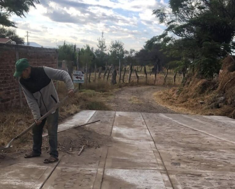 Exigen a empresas pagar daños en camino