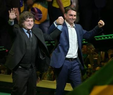 Felicita Milei a su amigo Flávio Bolsonaro por elección