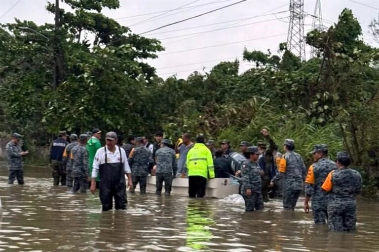 Golpean lluvias a Tabasco y Veracruz; evacúan comunidades