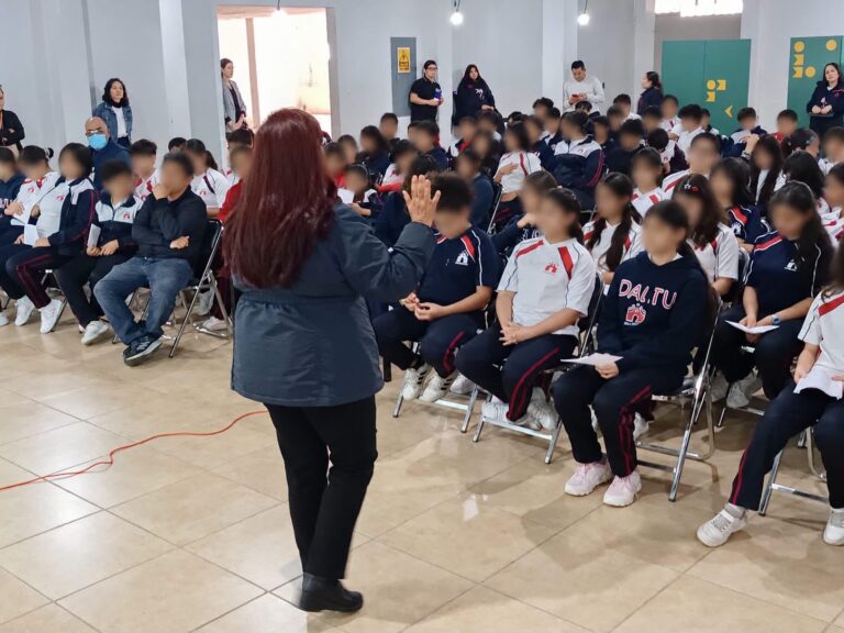 Imparte FGJE conferencia sobre salud mental a estudiantes