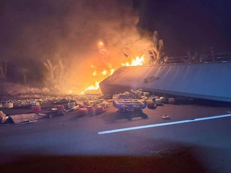 Muere conductor tras volcadura e incendio