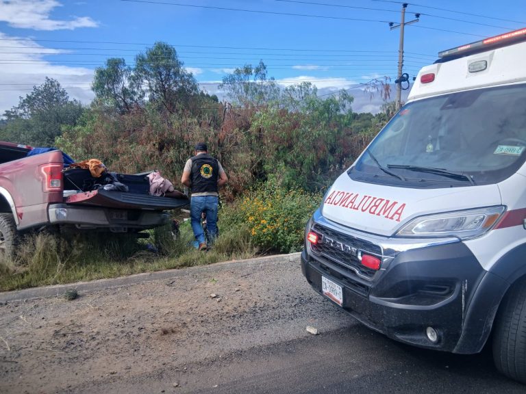 Pierde el control y se sale del camino; hay 1 herido