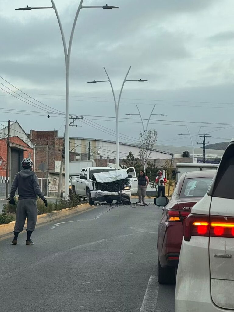 Provoca choque por dar vuelta en U