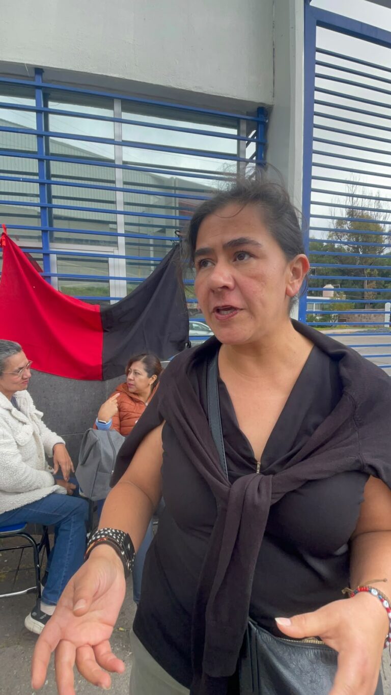 Reclaman docentes pago de prestaciones