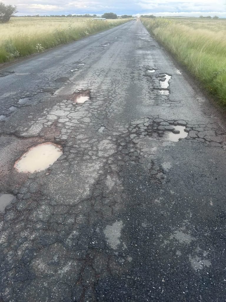 Se accidentan por carretera deteriorada
