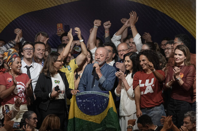 Se impone Lula da Silva a Flávio Bolsonaro y es reelecto
