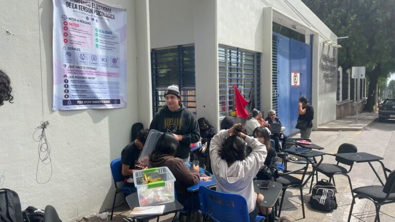 Se manifiestan profes por suspensión de pagos de prestaciones