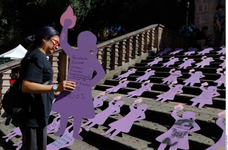 Siluetas moradas recuerdan a víctimas de feminicidio en FICM