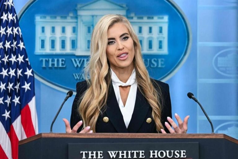 Tiene Katie Zacharia tropezado debut como portavoz de Trump