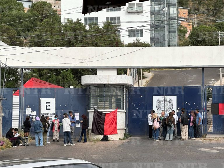 Toman alumnos Campus II de la UAZ; exigen un cambio de docente