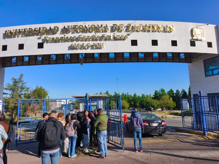 Toman el Campus Siglo XXI; exigen entrega de credenciales