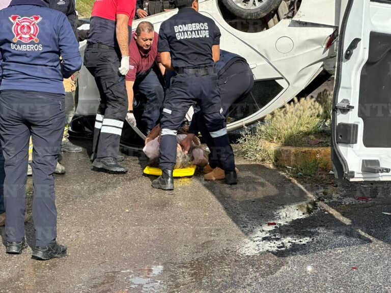 Vuelca conductora en la calzada Solidaridad